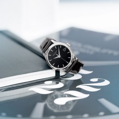 Zeitlose Eleganz in ihrer reinsten Form: Die @patekphilippe  Calatrava Ref.: 5227 verkörpert mit ihrer klaren, reduzierten Ästhetik den Inbegriff klassischer Uhrmacherkunst. Ausgestattet mit einem automatischen Kaliber 26‑330 S C, Zentralsekunde und Datumsanzeige, vereint sie technische Präzision mit stilvoller Zurückhaltung. Eine Ikone, die Generationen überdauert – und bleibende Werte sichtbar macht.
#PatekPhilippe #PatekTime #Calatrave #JuwelierGadebusch #köln