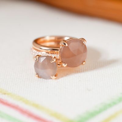 ✨ Catch of the Day ✨
Eine Ringfamilie, die ihrem Namen alle Ehre macht – und dieser hier ist ein echtes Highlight: Der Catch Ring von @bronjewelry mit karamellfarbenem Mondstein im Schachbrett-Schliff fängt das Licht ein und spielt mit warmen, erdigen Tönen. 🌙💫

Ob solo getragen oder als Teil Ihres ganz persönlichen Ring-Stacks – dieser Ring ist ein subtiler Hingucker mit Charakter.🩷
#Bron #FineDutchJewelry #CatchKollektion #JuwelierGadebusch #köln