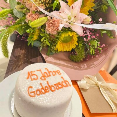 15 unglaubliche Jahre Power & Leidenschaft bei Juwelier Gadebusch. 🧡 

Mit dem Beginn der Ausbildung hat Frau Rößler den Grundstein gelegt und sich inzwischen zur geschätzten Filialleitung entwickelt, auf die wir uns jederzeit verlassen können!   Wir sind froh, sie an unserer Seite zu haben und freuen uns auf alles, was noch kommt!   Herzlichen Glückwunsch zum Jubiläum und auf viele weitere gemeinsame Jahre! 🧡

#Firmenjubiläum #JuwelierGadebusch #Köln