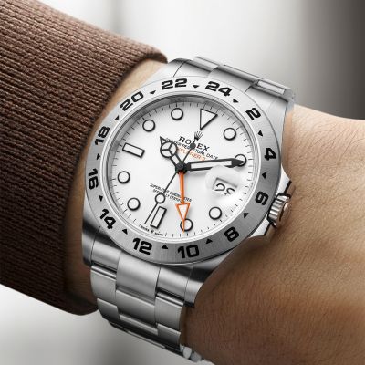 Der Ruf der Gipfel. Die @rolex  Explorer II in Edelstahl Oystersteel, Gehäuse von 42 mm, weißes Zifferblatt und Oyster-Band.#Rolex #Explorer #OfficialRolexRetailer #JuwelierGadebusch #Köln