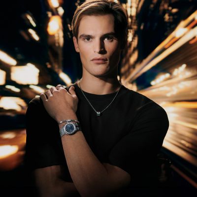 Kraftvoll. Klar. Charakterstark. Die Alpine Eagle von @chopard ist eine moderne Hommage an die legendäre St. Moritz – neu interpretiert von Karl-Friedrich Scheufele. Gefertigt aus exklusivem Lucent Steel™, besticht sie durch außergewöhnliche Widerstandsfähigkeit und strahlende Lichtreflexe. Angetrieben von einem Chronometer-zertifizierten Uhrwerk, vereint sie sportliche Eleganz mit technischer Präzision. Inspiriert von der majestätischen Präsenz des Adlers und der Reinheit der Alpen, ist die Alpine Eagle all jenen gewidmet, die mit Vision, Mut und Verantwortung die Zukunft gestalten.🗻🦅
#Chopard #AlpineEagle #JuwelierGadebusch #köln