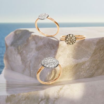 Die Sabbia-Ringe von @pomellato  fangen das Licht in jeder Bewegung ein – dank ihrer von Hand gesetzten, unregelmäßigen Pavé-Fassung. 🤍🤎 Weiße und braune Diamanten erinnern an den Glanz des Mondes und das Schimmern von Sand an traumhaften Stränden.
Ob solo getragen oder kreativ kombiniert – entdecke die moderne Eleganz dieser außergewöhnlichen Schmuckstücke. 💫
#Pomellato #SabbiaKollektion #JuwelierGadebusch #köln