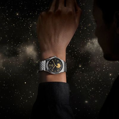 Lassen Sie sich von der Magie des Mondzyklus fesseln mit der neuen TUDOR 1926 Luna, der neuesten Armbanduhr von TUDOR mit einer Mondphasen-Komplikation. #TudorWatch #BornToDare #JuwelierGadebusch #Köln