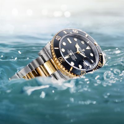 Eine standhafte Gefährtin. Die @Rolex Submariner Date in Edelstahl Oystersteel und Gelbgold verfügt über ein schwarz lackiertes Zifferblatt, eine in eine Richtung drehbare Lünette mit Cerachrom-Zahlenscheibe in schwarzer Keramik und ist mit dem robusten Oyster-Band ausgestattet.#Rolex #SubmarinerDate #OfficialRolexRetailer #JuwelierGadebusch #köln