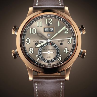 Die neue Alarm Travel Time Referenz 5520R von @patekphilippe beeindruckt in einem edlen Two-Tone-Look: Roségold trifft auf Weißgold – perfekt ergänzt durch ein graues Sonnenschliff-Zifferblatt. ✨
Mit ihrem exklusiven, vierfach patentierten Uhrwerk vereint sie eine 24-Stunden-Alarmfunktion (mit klassischem Schlagwerk) und das ikonische Travel Time-System – inklusive datumsgebundener Lokalzeit.
Das Vintage-inspiriertes Kalbslederband in Kastanienbraun mit cremefarbener Naht rundet das Gesamtbild ab. 
Für alle, die Zeit nicht nur messen – sondern erleben.
#PatekPhilippe #PatekTime #GrandComplications #JuwelierGadebusch #köln