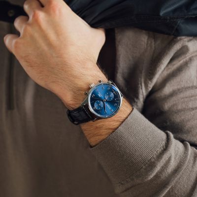 Zeitlose Eleganz trifft auf technische Perfektion: Das 41-mm-Edelstahlgehäuse mit blauem Zifferblatt und rhodinierten Details verleiht dem Chronographen seinen unverwechselbaren Look. Durch die filigrane Lünette wirkt die Uhr größer und markanter – ein echtes Statement am Handgelenk. 💙
Angetrieben vom IWC-Manufakturkaliber 69355, sichtbar durch den Saphirglasboden, vereint sie sportliche Raffinesse mit feinster Uhrmacherkunst.
Ref.: IW37166 @iwcwatches @iwcwatches_ger 
#IWCSchaffhausen #Portugieser #JuwelierGadebusch #köln