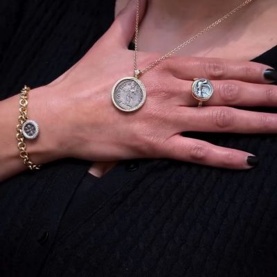 Vor über 2000 Jahren aus einer Silberkugel geschlagen. Jede Münze von @twenty.ten mit eigener Form und Geschichte. 🤩 
Götter und Tiere waren beliebte Motive der griechischen und römischen Mythologie. Die Münzen werden mit größter Sorgfalt gefasst, um ihren Wert zu bewahren und jedes Schmuckstück ist ein handgefertigtes Unikat. 🥰✨

#TwentyTen #Münzschmuck #JuwelierGadebusch #Köln