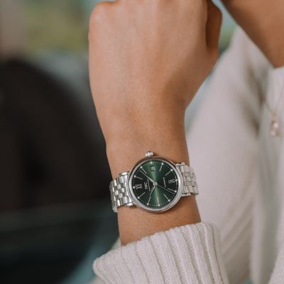💚 Zeitlose Eleganz in ihrer schönsten Form.
Die Portofino Automatic 37 vereint feminine Leichtigkeit mit klassischer IWC-Ästhetik. Ihr grünes Zifferblatt strahlt Ruhe und Stil aus, während 12 funkelnde Diamanten jeden Moment veredeln. ✨
Das schlanke 37-mm-Edelstahlgehäuse schmiegt sich perfekt ans Handgelenk – elegant, modern und selbstbewusst. Ein Blick durch den Saphirglasboden offenbart die faszinierende Mechanik im Inneren – ein Detail, das so schön ist wie die Uhr selbst. 💎
Ref.: IW458602 @iwcwatches  @iwcwatches_ger 
#IWCSchaffhausen #Portofino #JuwelierGadebusch #köln