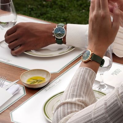 Die IWC Portofino Kollektion zeigt sich von ihrer stilvollsten Seite – für Sie und Ihn. 💚
✨ Für Sie: Die Portofino Automatic 34 Ref.: 357415 in Rotgold verführt mit edlem grünem Zifferblatt, zarten Diamantindizes und elegantem Kalbslederarmband – ein Hauch italienischer Leichtigkeit für schmale Handgelenke.
🕰️ Für Ihn: Der Portofino Chronograph 39 Ref.:391405 verbindet klassische Chronographen-Ästhetik mit sportlicher Eleganz. Edelstahlgehäuse, sattgrünes Zifferblatt und ein luxuriöses Alligatorlederarmband – Understatement mit Substanz.
Ein Duo, das Stil und Zeit neu definiert. Perfekt aufeinander abgestimmt – wie Sie und Ihr Look.
@iwcwatches_ger @iwcwatches
#IWCwatches #Portofino #JuwelierGadebusch #köln