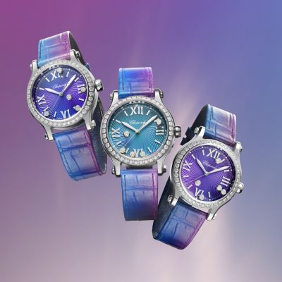 💜 Little Diamonds Do Great Things.
Verspielt. Funkelnd. Unverwechselbar. Die Happy Sport von @chopard  lässt Diamanten zwischen zwei Saphirgläsern tanzen – frei, lebendig und voller Fantasie.
✨ Das Purple Night-Zifferblatt mit feinem Guilloché-Muster und violettem Armband macht sie zum ausdrucksstarken Statement für selbstbewusste Frauen, die das Leben feiern – mit Stil und Bewegung.
Ein ikonischer Klassiker seit 1993 mit Automatikwerk für zierlichere Handgelenke.
#Chopard #HappySport #JuwelierGadebusch #köln