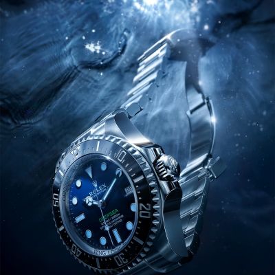 Das Unmögliche wagen. Wenn in den Tiefen des Ozeans Blau zu tiefstem Schwarz wird, bewährt sich die @rolex  Deepsea. Diesen Farbverlauf spiegelt das charakteris­tische Zifferblatt D-blue wider – eine Anspielung auf den historischen Solo­tauchgang von James Cameron zur tiefsten Stelle des Ozeans im Jahr 2012. Mit ihrem Ringlock-System, einer einzigartigen Gehäuse­struktur, kann die Rolex Deepsea dem extrem hohen Unterwasser­druck in einer Tiefe von 3.900 Metern standhalten. Die Uhr für die Tiefsee. #Rolex #RolexDeepsea #OfficialRolexRetailer #JuwelierGadebusch #köln