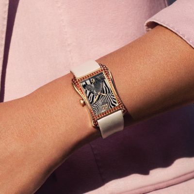 ✨ @patekphilippe  Gondolo Serata ✨
Ein Meisterwerk voller Eleganz und Ausdruck – die neue Gondolo Serata fasziniert mit einem Saphirglas-Zifferblatt im Zebra-Motiv, das durch seine Tiefe und Struktur außergewöhnliche Lichteffekte erzeugt. 🦓💎
Das polierte Roségold-Gehäuse, besetzt mit 94 brillantgeschliffenen Spessartinen in einem sanften Farbverlauf von Cognac bis Mandarine, unterstreicht die Asymmetrie dieser Uhr.
Abgerundet durch ein weißes Kalbslederband mit satinierter Oberfläche – ein Statement femininer Raffinesse und moderner Kunstfertigkeit. ⌚✨
#PatekPhilippe #PatekTime #Gondolo #JuwelierGadebusch #köln