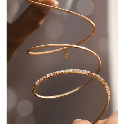 💎 Ein Diamant ist ein Meisterwerk der Natur.
Jeder Baguette-Diamant von Wellendorff erzählt eine Geschichte: von besonderen Momenten, die unser Leben prägen, bis zu den Meilensteinen, die wir für immer bewahren möchten.
Mit dem Wellendorff Baguette-Set - bestehend aus Ohrringen, Ring, Collier und Armband - entsteht ein harmonisches Ensemble, das Ihre ganz persönlichen Meilensteine in funkelndem Licht festhält. Ein Symbol für Beständigkeit, Liebe und die Schönheit des Augenblicks.
✨ Für alle, die ihre Geschichte in Diamanten schreiben möchten. #wellendorff #meilensteine #baguettediamanten