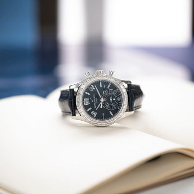 Dieser Flyback-Chronograph Ref.: 5961P von @patekphilippe  mit Jahreskalender vereint höchste Uhrmacherkunst mit atemberaubender Eleganz. Ein Meisterwerk aus Platin, veredelt mit 36 Baguette-Diamanten auf der Lünette. Das mattblaue Opalin-Zifferblatt mit diamantbesetzten Stundenindizes und innovativem Anzeigenlayout strahlt Tiefe und Charakter aus. Abgerundet wird das Design durch ein edles Alligatorlederband in Navyblau. ✨
#PatekPhilippe #PatekTime #Complications #JuwelierGadebusch #köln
